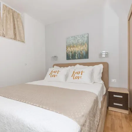 Long Apartment Makarska