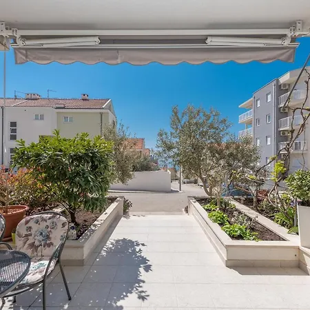 Long Apartment *